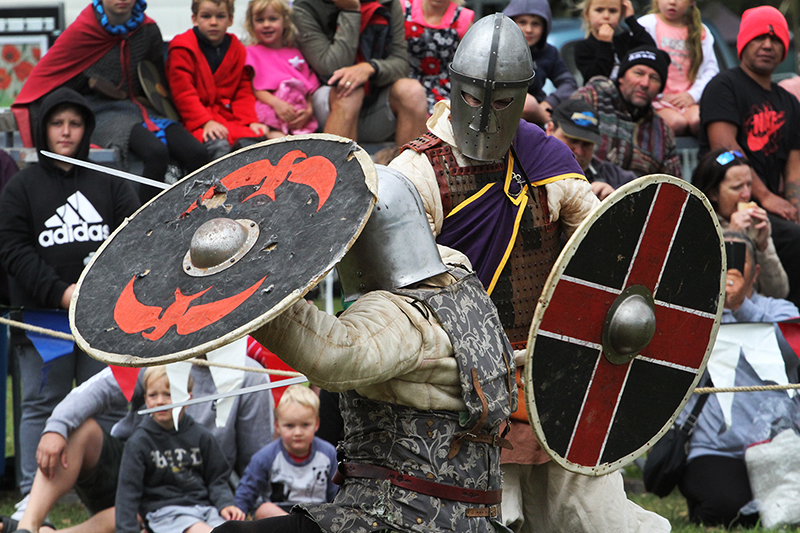 Medieval Market : Swords and Armour : Medieval Fighting : Levin : New Zealand : Richard Moore : Journalist : Photographer :